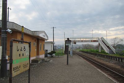 ホームと跨線橋