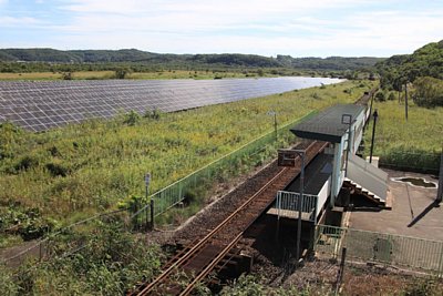 駅のそばには太陽光発電所