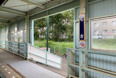 ホームから階段