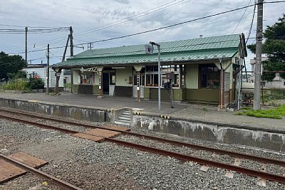 駅舎と構内踏切