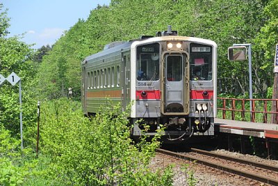 キハ54形気動車が停車