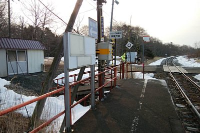 ホームから待合所と踏切