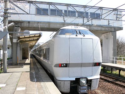 1番ホームに停車するサンダーバード