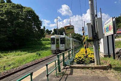 ホームとキハ100形気動車