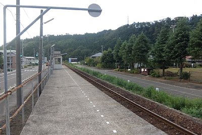 駅のそばに国道148号線が走っています