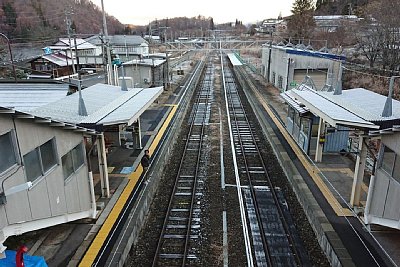 跨線橋から相対式ホーム