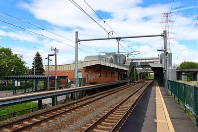 相対式ホームと跨線橋