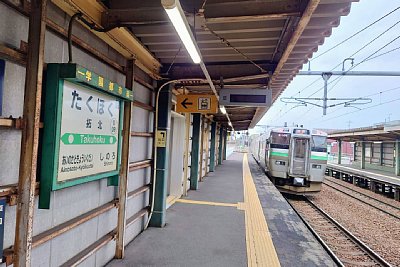 ホームに731系電車が入線