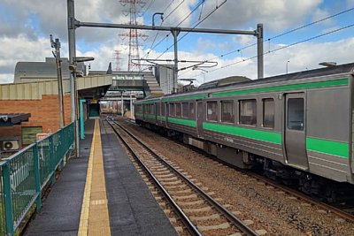 ホームに721系電車が入線