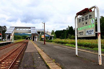 ホームと跨線橋