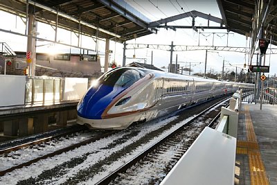 E7系北陸新幹線が到着します
