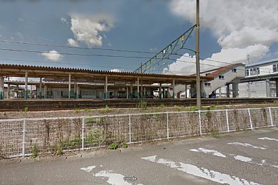 ホームと跨線橋