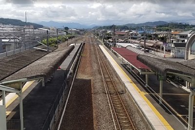 島式ホームの片側の線路が撤去されています