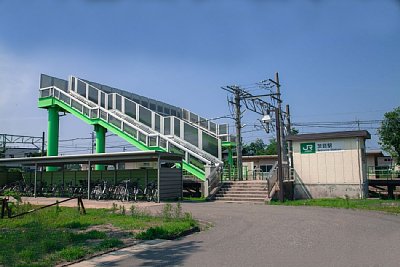 南口の駅舎と跨線橋