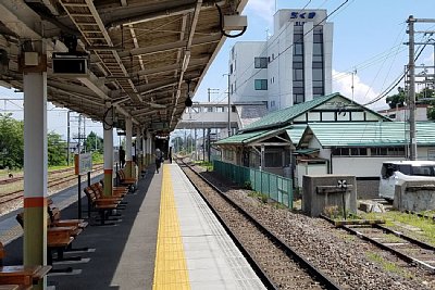 島式ホームと跨線橋