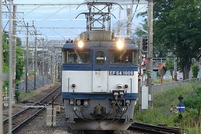 駅前にはそば屋があり、バス停があります