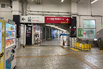 東金線ホームへの通路