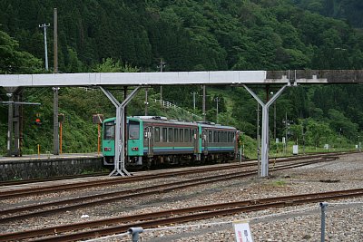 富山行き普通列車が発車しました