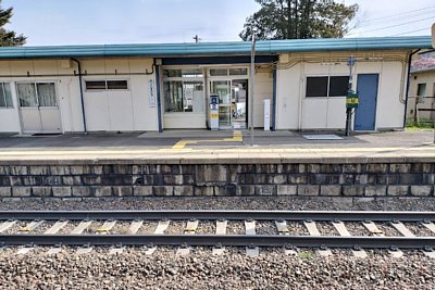 ホームと駅舎