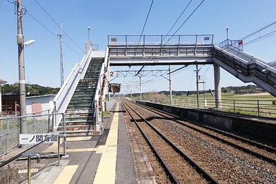 ホームと跨線橋