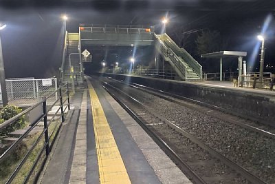 ホームと跨線橋