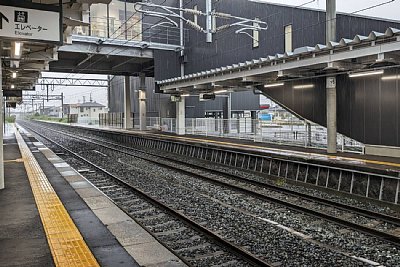 跨線橋とホーム